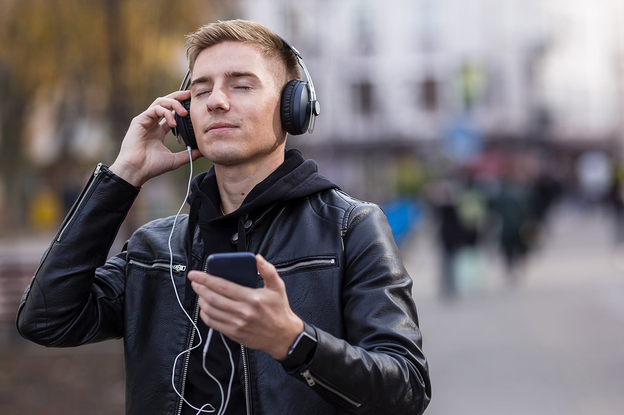 Имеющий наушники слышать, да слышит: Аудиобиблия на волне популярности