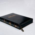 Библия каноническая – Черная кожаная / 12409 (формат 050 средний)