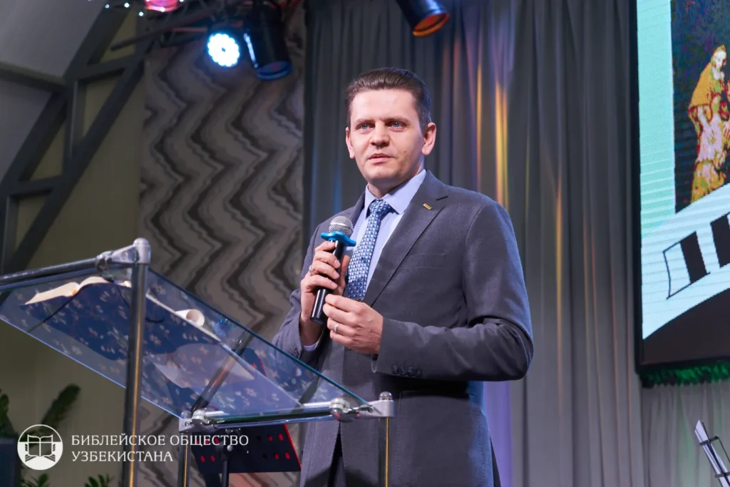 Ведущим вечера был Попов Егор Алексеевич, исполнительный директор Библейского Общества Узбекистана