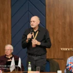 Среди приглашённых — почётный гость Дирк Геверс, генеральный секретарь United Bible Societies (UBS), глобальной сети, объединяющей около 150 национальных библейских обществ в более чем 240 странах и территориях.