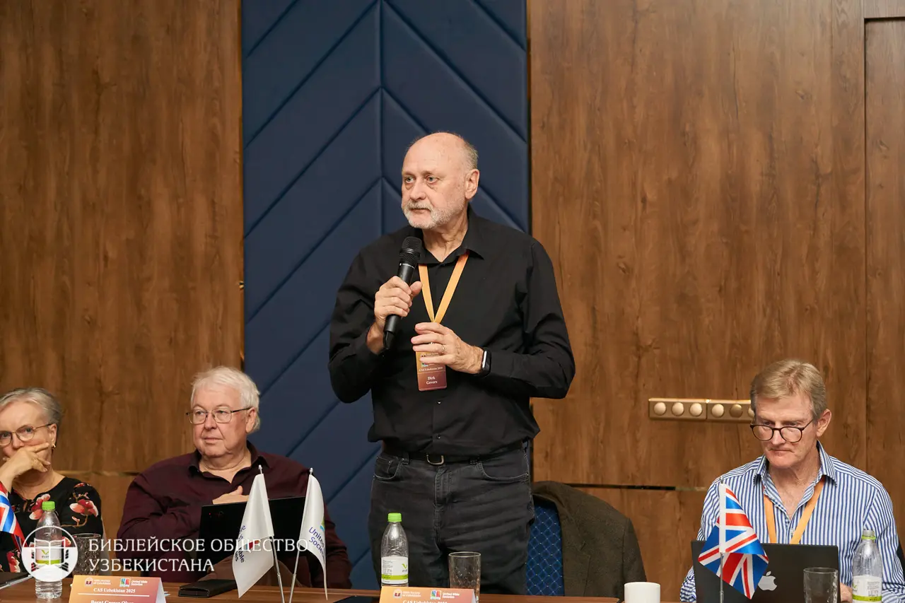 Среди приглашённых — почётный гость Дирк Геверс, генеральный секретарь United Bible Societies (UBS), глобальной сети, объединяющей около 150 национальных библейских обществ в более чем 240 странах и территориях.