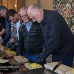 Погружение в культуру Узбекистана завершилось мастер-классом по приготовлению традиционного самаркандского плова в одном из местных ресторанов.