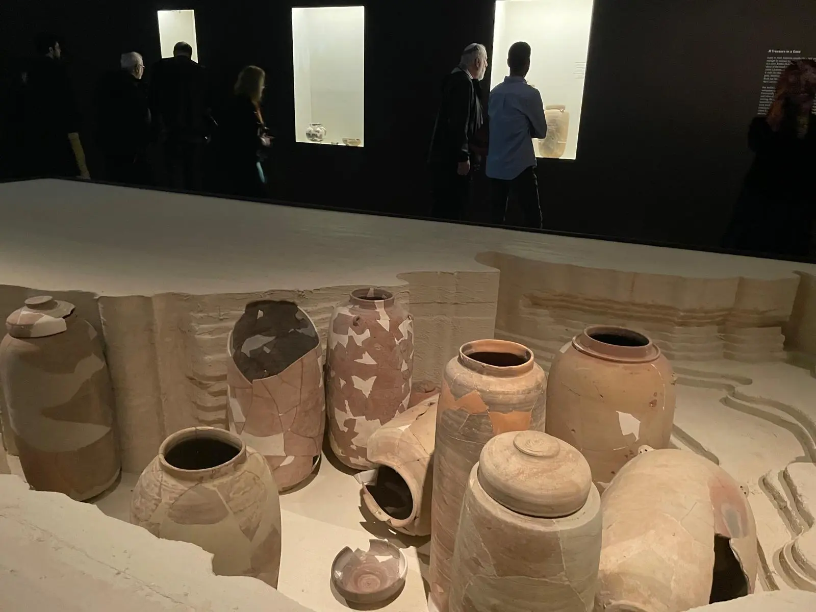 Сосуды, найденные в пещерах Кумрана и использовавшиеся для хранения свитков. (Rossella Tercatin / Times of Israel)